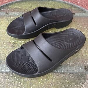 New Oofos Ooahh Black Slide Sandals Size 5